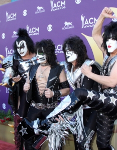 Рок динозаврите от KISS позират по време на шоуто по връчването на Academy Country Music Awards 2012. Церемонията се проведе в MGM Grand Garden Arena в Лас Вегас при значителен интерес. 
