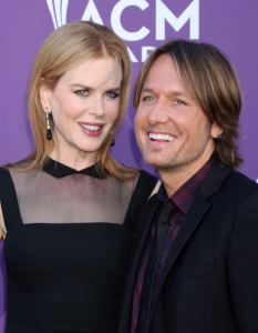 Холивудската звезда Никол Кидман (Nicole Kidman) и съпругът й, кънтри изпълнителят Кийт Ърбан (Keith Urban) също уважиха церемонията на Academy Country Music Awards 2012.