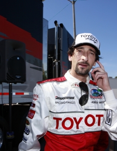 Носителят на Оскар Ейдриън Броуди (Adrien Brody) се включи като пилот в свободните тренировки на автомобилното състезание за знаменитости 2012 Toyota Pro/Celebrity Race в Лонг Бийч, Калифорния.