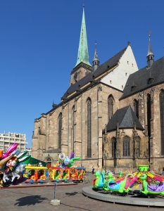 Жители на Прага и туристи имат възможност да се забавляват по време на новото издание на The Easter Market в центъра на града. Традицията на фестивала датира още от 1296 г.