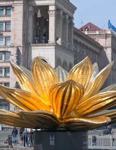 Oгромна арт инсталация под името Golden Lotus, дело на корейския творец Choi Jeong Hwa украси центъра на Киев, Украйна. 