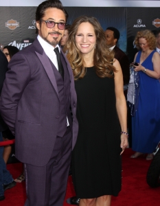 Звездата на The Avengers Робърт Дауни Джуниър пък впечатли с нов стайлинг по време на премиерата на "Отмъстителите" в Лос Анджелис. Той дойде на събитието със съпругата си Сюзън.