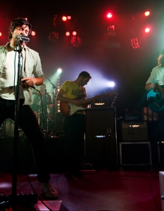 Рок бандата Young the Giant влудява феновете по време на шоуто си на сцената на The Moore Theater в Сиатъл.