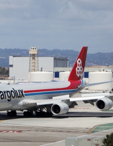 Новият самолет Cargolux B-7478 се приземява успешно на летището в Лос Анджелис. С дължината си от 76,3 м., той е най-дългият самолет, произвеждан някога от Боинг и вторият по дължина в света след шестомоторния Антонов 225 (84 м.)