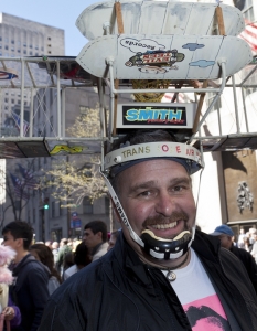Неизвестен мъж позира с атрактивна шапка и костюм по време на тазгодишното издание на Великденския парад на 5-то авеню в Ню Йорк. 