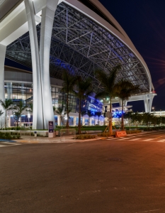 Реконструираният стадион в Маями, Флорида - "Марлинс Парк" бе официално завършен часове преди старта на новия безйболен сезон в САЩ.