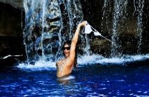 Риана се къпе гола на Хаваите