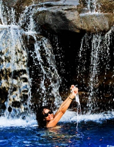 Риана се къпе гола на Хаваите - 1