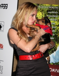  Чаровната ТВ актриса Ерика Роуз целува кученце по време на премиерата на новия филм Darling Companion в Египетския театър в Лос Анджелис. 
