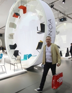 Посетители разглеждат павилион по време на международното изложение - Седмицата на дизайна и салона в Милано.