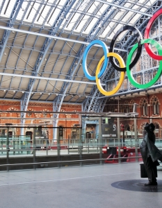 Олимпийските кръгове отскоро красят станцията St. Pancras като част от промо кампанията на предстоящите Олимпийски игри в Лондон. 