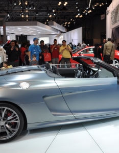 Моделът R8 CT Spyder на Audi предизвиква вниманието на ценителите по време на международното автомобилно изложение в Ню Йорк. Шоуто ще продължи до 15 април.