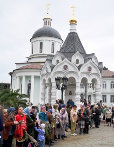 Жители в Сочи, Русия отбелязват Цветница пред катедралата Св. Архангел Михаил. 