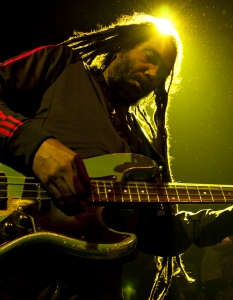 Бас китаристът на американската хардкор пънк банда Bad Brains Дарил Дженифър демонстрира таланта си по време на концерт в Irving Plaza, Ню Йорк.