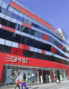 Mагазинът на Esprit в Бейджинг, Китай е сред най-отличаващите се сгради в страната. Марката има 770 магазина по света, които се разпростират на 1,1 милион кв. метра и правят продажби за 3, 25 милиарда евро.