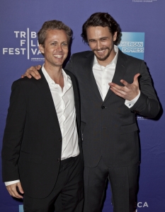 Холивудската звезда Джеймс Франко и колегата му Йън Олдс позират на премиерата на новия филм Francophrenia - ТВ мини-трилър, основан на американската серийна драма General Hospital, в рамките на фестивала на Робърт де Ниро - Tribeca Film Festival.