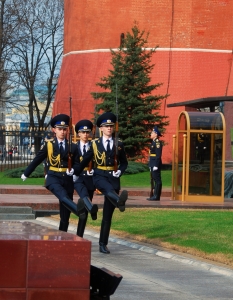 Смяната на караула пред двореца Кремъл в руската столица Москва винаги е предизвиквала интерес сред многобройните туристи на Червения площад.
