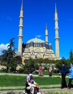 Туристи посещават джамията Селимие в Одрин, Турция. Тя е построена от Мимар Синан през 1575 г. и е част от световното културно наследство на ЮНЕСКО.