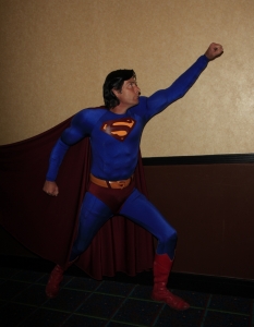 Звездата от новата комедия The Long, Slow Death of a Twenty-Something Кристофър Денис представя героя си от филма - Супермен в холивудско шоу, провело се на летище Burbank, Калифорния.