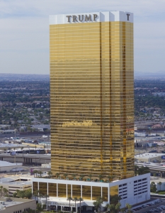 Хотелът на милиардера Доналд Тръмп - The Trump Hotel в Лас Вегас впечатлява с позлатени прозорци от злато от 24 карата. 64-етажният небостъргач бе открит през март 2008 г., но все още е сред най-предпочитаните в Меката на Хазарта.