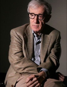 Уди Алън (Woody Allen)
Дали прави филми за голямата си любов Ню Йорк или улавя есенцията на европейски градове като Париж и Лондон, Уди Алън успява да се хареса на публиката с уникалното си чувство за хумор. Той съчетава сатирата и комичното с големи познания за световното културно наследство.
 Макар почти винаги да използва една и съща формула за основа на филмите си, той променя детайлите, които се оказват и най-важни за неговите филми и по този начин създава една магия в киното, която за съжаление все по-рядко се среща сред днешните режисьори и сценаристи, особено на тези от романтично-комедийния жанр.
 