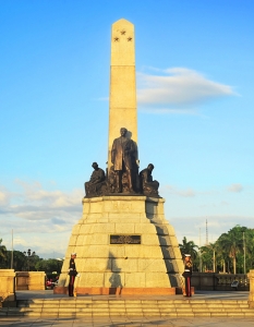 Монументът Rizal в Rizal Park, Манила, Филипините е построен в памет на местния националист Хосе Райзал и е завършен през 1913 г. 