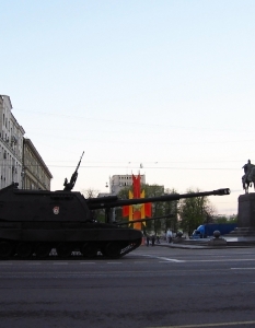 Съветски танк по време на подготовката за традиционния военен парад в Деня на Победата на улица Тверская в руската столица Москва.