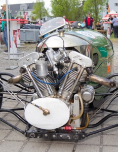 Ретро автомобилът Morgan Super Sport от 1930 г. позира на Grand Prix в Швейцария. В изложението участваха всякакви модели коли и спортни коли от близкото и далечно минало.