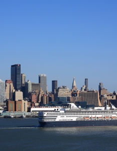 Круизният кораб Веендам преминава покрай Манхатън. Той разполага 633 кабини, а екипажът му е от над 600 души.
