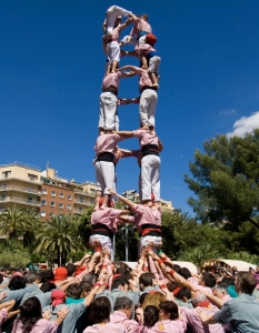 Групата Xiquets de Tarragona създава традиционната каталунска човешка пирамида в Барселона.