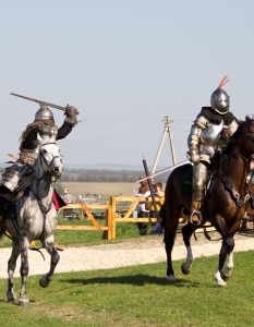 Местни ентусиасти, преоблечени като рицари се сражават в традиционния фестивал Medieval Khotyn Festival в Украйна.