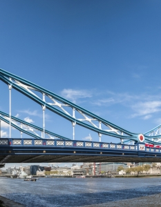 Панорамен кадър на една от най-популярните атракции в Лондон - Tower Bridge. Мостът в британската столица е официално завършен през 1894 г.