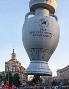 Купата на предстоящото Европейско първенство по футбол, наречена на името на легендата Henry Delaunay, бе официално представена в Киев преди започващия след седмици шампионат в Полша и Украйна.