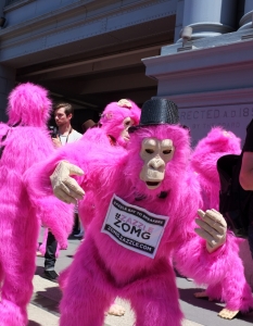 Преоблечени като "розови горили" хора промотират новото издание на прочутото състезание в Сан Франциско - Zazzle Bay-to-Breakers.
