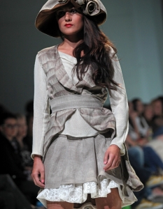 Неизвестен модел носи дреха на дизайнера Наталия Шмогур по време на Седмицата на Модата в Загреб, Хърватия.