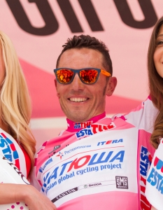 Хоакин Родригес от тима на Katusha празнува в подходяща компания първото си място от 10-тия етап на Колоездачната обиколка на Италия, Перуджа.