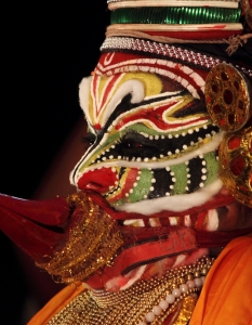 Артист по традиционото индийско драматично изкуство Kathakali се изявява на сцената на фестивала в Шри Валабха в Керала, Индия.
