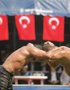 Мъже се борят на традиционния шампионат по "мазна борба" в Бурса - един от най-популярните спортове в Турция.