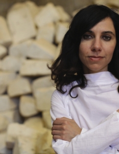 2. PJ Harvey
Polly Jean Harvey,  известна повече като PJ Harvey, е английска певица, текстописец,  композитор и актриса. Нейният уникален стил не може да бъде определен  просто като рок, защото PJ Harvey смесва фолк рок с алтърнатив и инди, а резултатът е експериментъл арт  рок. Не можете да сбъркате дрезгавия й глас с никоя друга рок  изпълнителка.