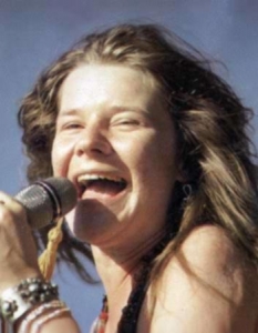 3. Janis Joplin
Култовата певица Джанис Джоплин (Janis Joplin) е родена през далечната 1943 година в Порт Артър, щата Тексас. Нейната музика, глас и стил дефинират 60-те и епохата Flower Power.