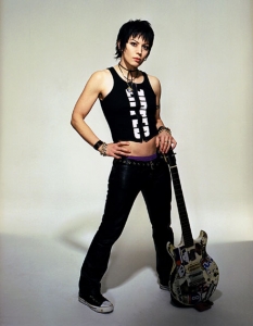 4. Joan Jett – Joan Jett and The Blackhearts
Joan Jett и нейната банда The Blackhearts оглавяват Billboard Hot 100 през 1982 година, когато излиза хитът I Love Rock 