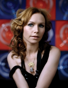 5. Nina Persson - The Cardigans
Nina Elisabet  Persson е вокалистка на най-силно открояващата се и продавана шведска  група – The Cardigans. Русата скандинавка има запомнящ се, по детски  нежен глас, който обаче не й пречи да е фронтдама на рок банда и да пее  рамо до рамо с Manic Street Preachers.