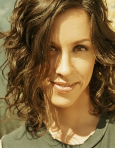 8. Alanis Morissette
Родената през 1974 година пост-гръндж  певица, китарист и актриса Alanis Morissette е вярна  на дългогодишната си соло кариера. Аланис сама пише и композира песните си, сред които са хитовете Ironic, You  Learn, Hand in My Pocket и други. Морисет е носителка на 16 награди Juno  и 7 Grammy.