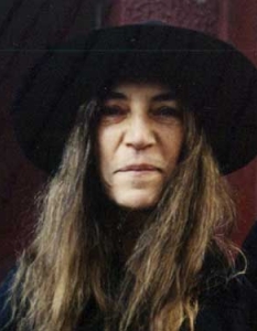 9. Patti Smith 
Култовата Patti Smith е американска певица, композитор, поет и артист на визуалните изкуства. Смит е важна част от пънк движението в Ню Йорк през 70-те, когато излиза дебютният й албум Horses (1975). И до днес Patti Smith е наричана "Кръстницата на пънка".