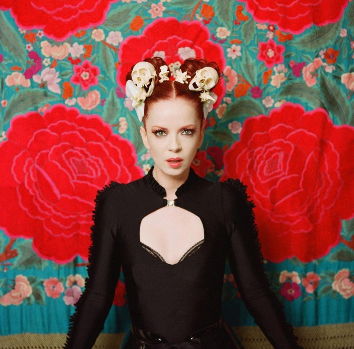 1. Shirley Manson - Garbage
Червенокосата вокалистка на   алтърнатив рок гръндж бандата Garbage е родена в Единбург, Шотландия   през 1966 година. Нейният запомнящ се глас, бунтарско поведение и уникален стил   са знакови за Garbage.