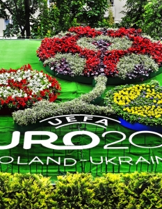 Центърът на най-големия град в Западна Украйна - Лвов вече е украсен с фото-панел със символите на предстоящото Европейско първенство по футбол, което стартира през юни в Полша и Украйна. 