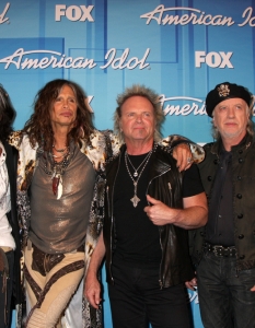 Култовата рок банда Aerosmith позира преди финала на тазгодишното издание на реалити шоуто American Idol, Nokia Theater, Лос Анджелис.