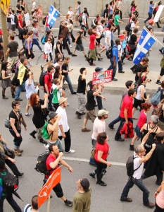 Демонстранти от Квебек протестират срещу новия закон 78, който налага строги ограничения срещу правото на протест на студентите в страната. Те са недоволни от повишаването на таксите във Висшите училища в Канада. 