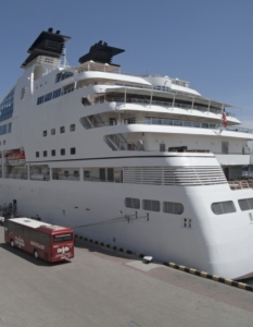 Пасажерският кораб M/V Seabourn Quest (построен 2011 г. и плаващ под флага на Бахамите) посещава пристанището на Одеса в Украйна.