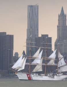 Параходът The USCGC Eagle (WIX 327) преминава по река Хъдсън край Манхатън по време на Ветроходния парад в Ню Джърси.   